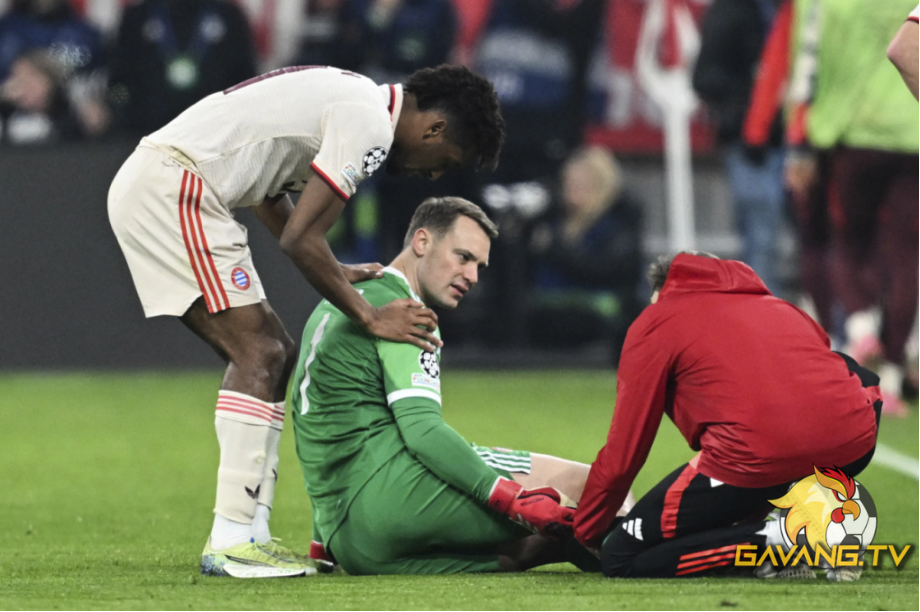 Cú sốc lớn xảy ra với Bayern Munich khi thủ môn kỳ cựu Manuel Neuer dính chấn thương nghiêm trọng ngay trong lúc ăn mừng bàn thắng của đội nhà. Sự cố hy hữu này khiến nhà ĐKVĐ Bundesliga đối mặt với bài toán nhân sự nan giải trước trận lượt về vòng 1/8 Champions League.