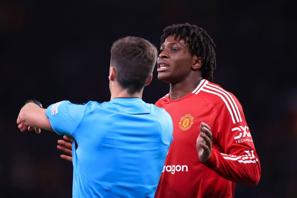 Trong trận đấu giữa Manchester United và Real Sociedad tại Europa League, Patrick Dorgu đã có một khoảnh khắc gây nhiều tranh luận khi từ chối một quả phạt đền mà trọng tài đã cho đội nhà hưởng. Dù hành động này nhận được nhiều lời khen về tinh thần thể thao, nhưng cũng có không ít ý kiến trái chiều khi đặt vào bối cảnh trận đấu quan trọng.