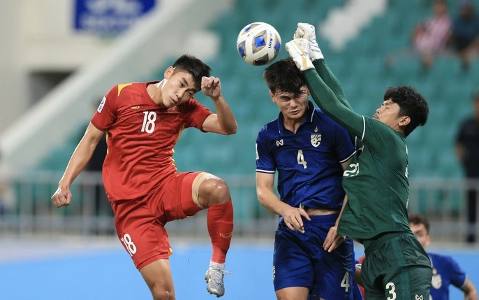 Trở lại khoác áo đội tuyển Thái Lan từ năm 2022 sau thời gian dài thi đấu cho các lứa trẻ của Na Uy, Mickelson nhanh chóng chiếm suất đá chính và được truyền thông Đông Nam Á đánh giá là "tương lai của hàng thủ Voi chiến".