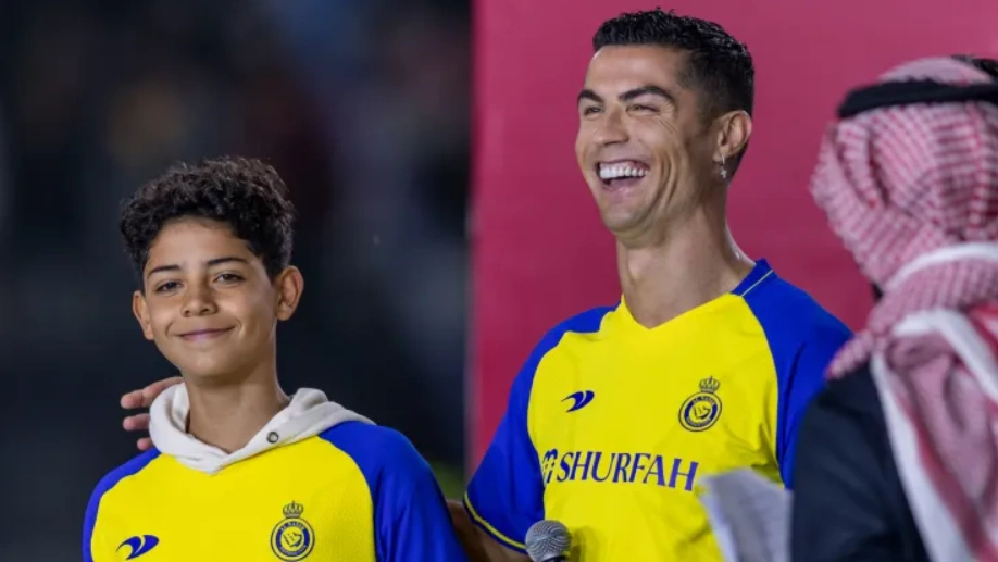 RONALDO JR. KHAI ĐAO – THIAGO MESSI VẪN CÒN DỰA VAI CHA NHÌN XUỐNG