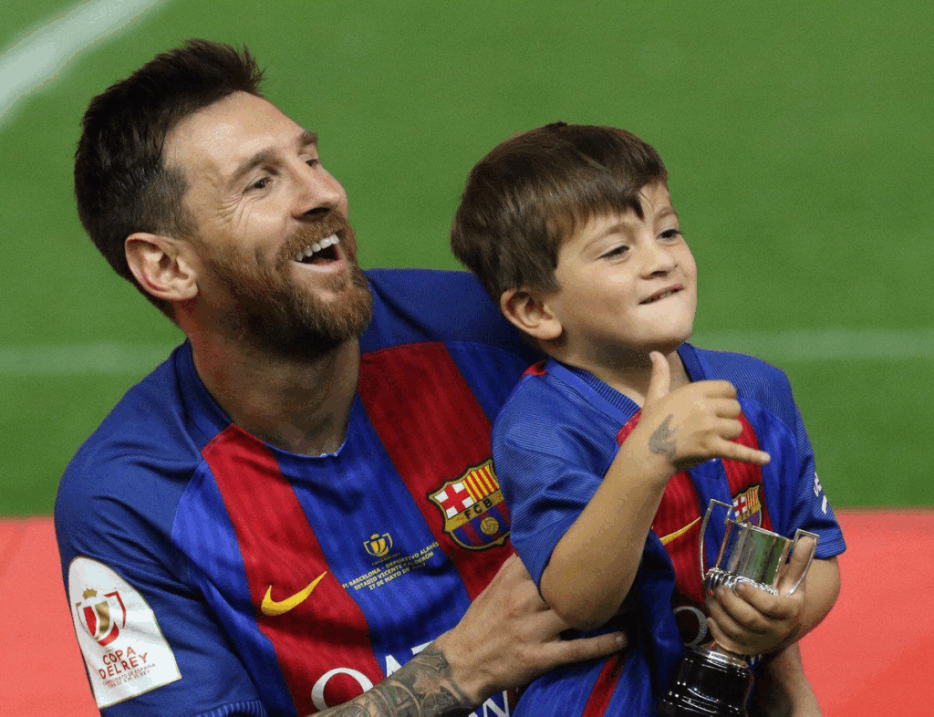 RONALDO JR. KHAI ĐAO – THIAGO MESSI VẪN CÒN DỰA VAI CHA NHÌN XUỐNG